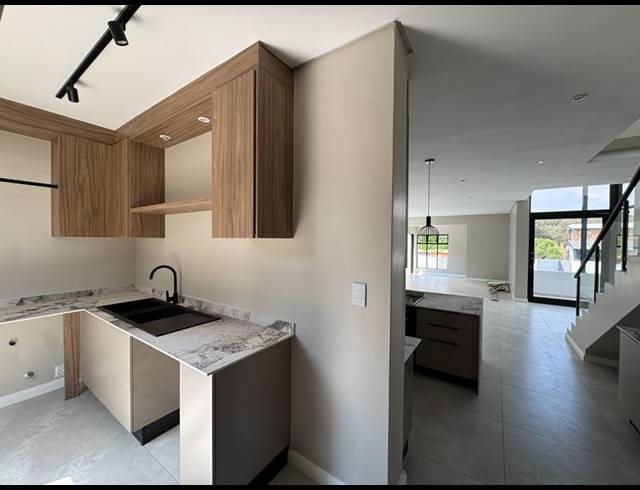 4 BEDROOM HOUSE FOR SALE IN MIDSTREAM HEIGHTS